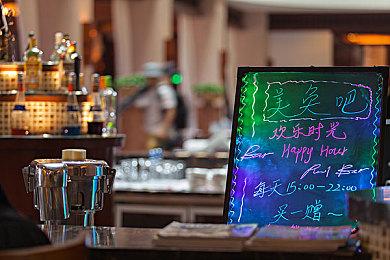 垂直城市建造游戏《雾隐天途》上架Steam